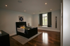 Bedroom-with-window-seat-e1542316137248